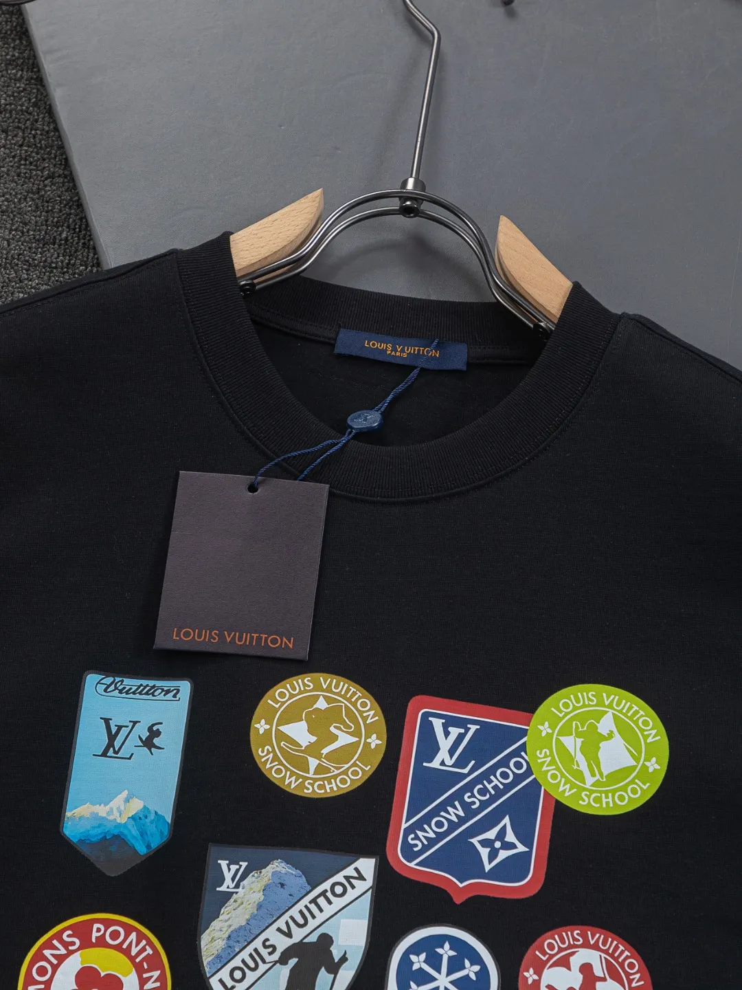 🅿️190 Louis Vuitton 1V LV micro-wide version S-XL LV 26ss New product counters are on the shelves at the same time Multi-process digital direct printing Various travel patches on the chest Micro-stamp printing Round-neck short-sleeved T-shirts, the same style for men and women! Consigned to one-to-one creation. Synchronized with the official website, pure cotton fabrics at the counter! It is close to the skin and comfortable, durable and easy to wear. It has a classic and simple logo design and meticulous original craftsmanship. Short-sleeves, a must-have item for men, do not appear to be the same for the general public, but must be unique and eye-catching. This LV short-sleeve is all about quality, comfort, the same shape and fashion as always, including fabrics and cutting techniques. All of them have been made with great effort! 320 grams of washed pure cotton fabric, pure cotton is breathable, very refreshing and comfortable for daily wear. The rib knitting on the neckline is smooth and tight, and the neckline will not be skewed if you toss it at will. The loose version, you will find that it looks really good on the upper body. The overall is minimalist and neat, super versatile for daily use! Pair it casually with a pair of pants for a youthful look. A T-shirt will make your outfit crazy. It is a fashionable item that can never go wrong! Color: Black White Gray Size: S-XL Size chart: S: Shoulder width 50-Bust 56-Length 70 M: Shoulder width 52-Bust 57-Length 72 L: Shoulder width 54-Bust 59-Length 74 XL: Shoulder width 56-Bust 62-Length 76